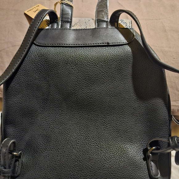 Backpack - Picture 3 of 6